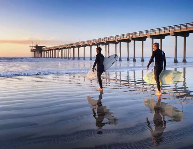 x2-surfers-on-beach-dawn.jpg.pagespeed.ic.R7Kg8ELBV8