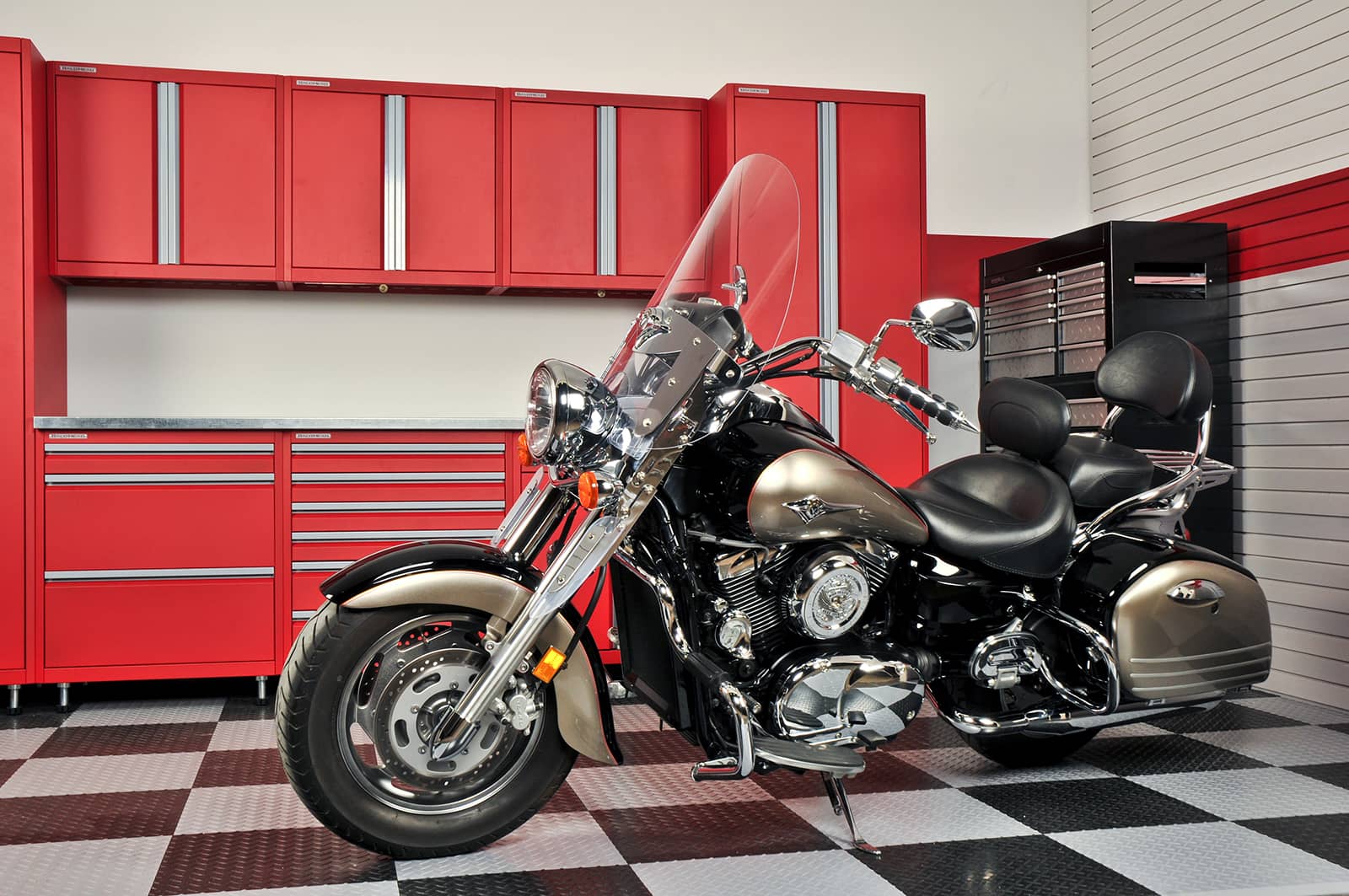 xblack-white-floor-tiles-motorcycle.jpg.pagespeed.ic.i4okKdVIxe