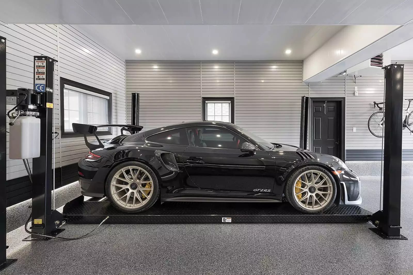 xcar_lift_black_porsche_side-view.jpg.pagespeed.ic.kruvVaWkAA