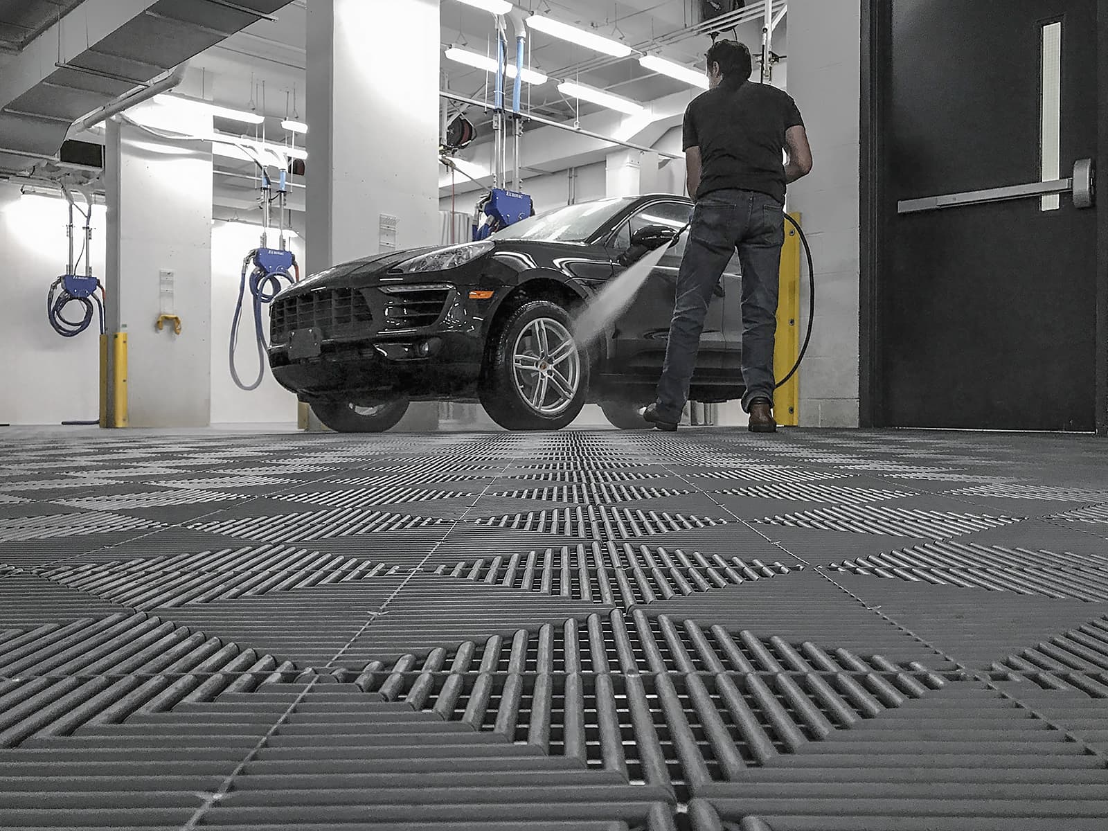 xgarage-floor-tiles-car-washing.jpg.pagespeed.ic.8OSEnLCtgJ