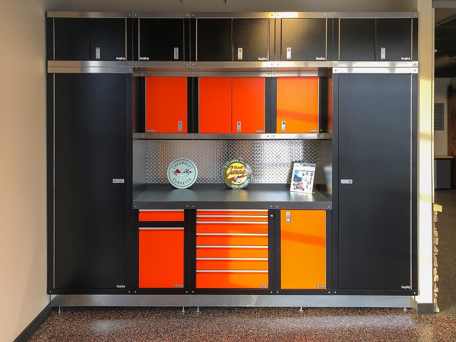 xgarage_living_sioux_falls_showroom-black-orange-cabinets.jpg.pagespeed.ic.k99C4sG8k9