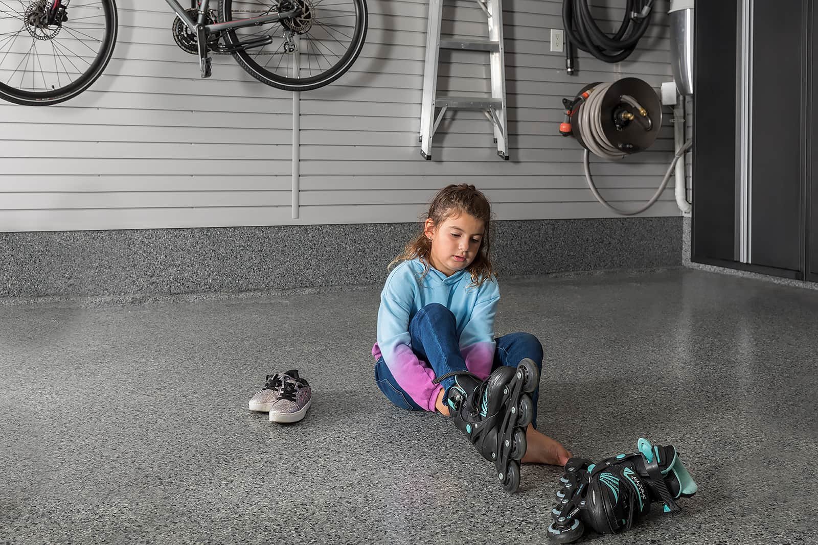 xgirl-putting-on-roller-blades-fitness-room-garage.jpg.pagespeed.ic.8zpURNIzSc