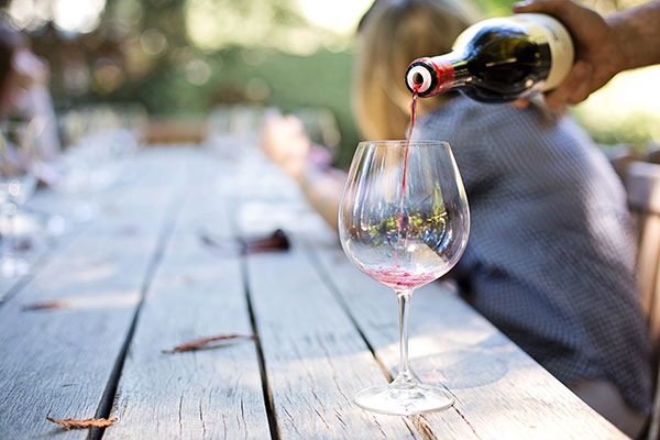 xokc_red_wine_pouring_glass_summer.jpg.pagespeed.ic.-BaibGlGQy