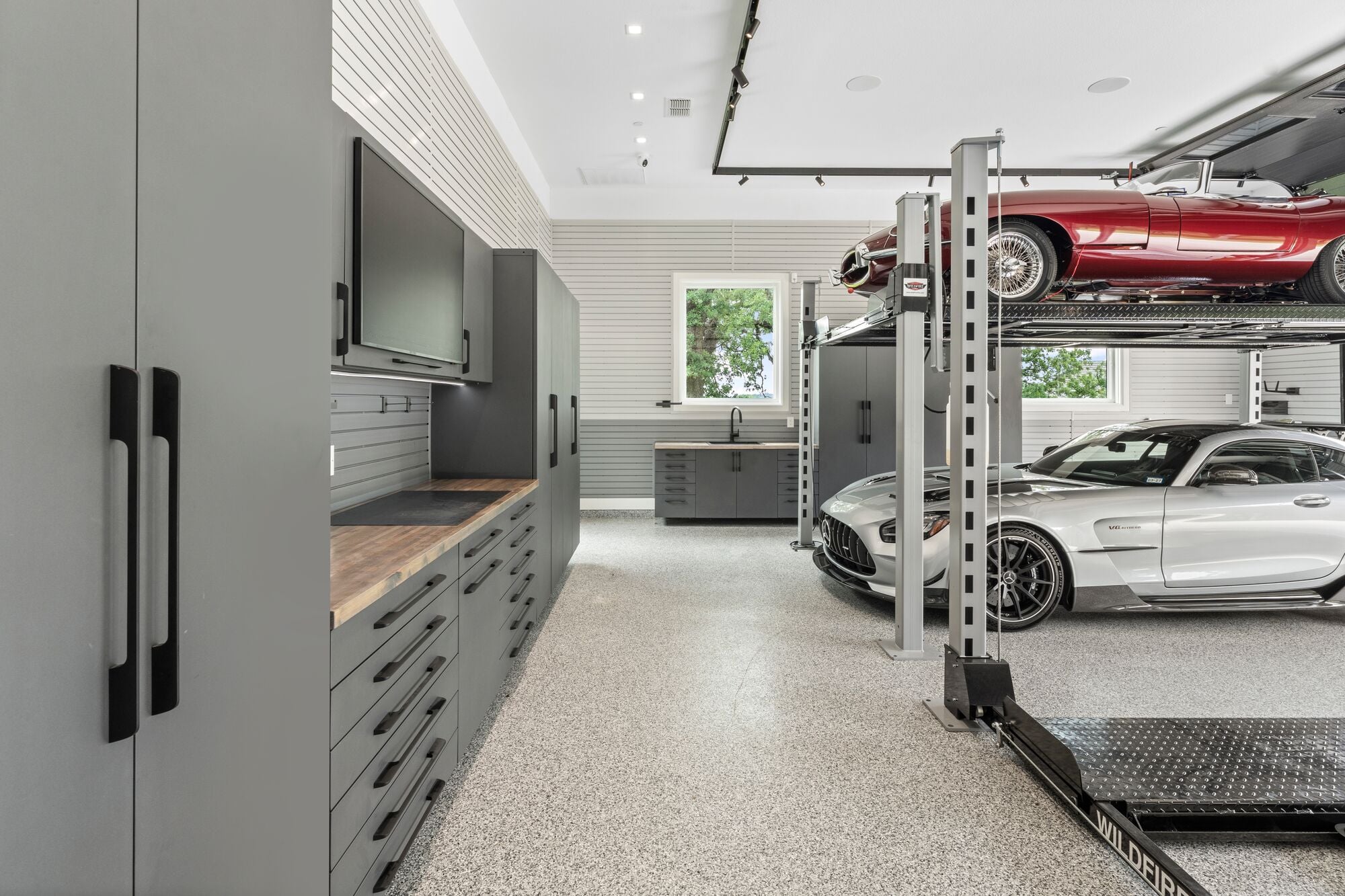 Discover 10 garage renovation ideas for storage and flooring that improve daily function, from polyaspartic coatings to steel cabinetry and overhead racks.
