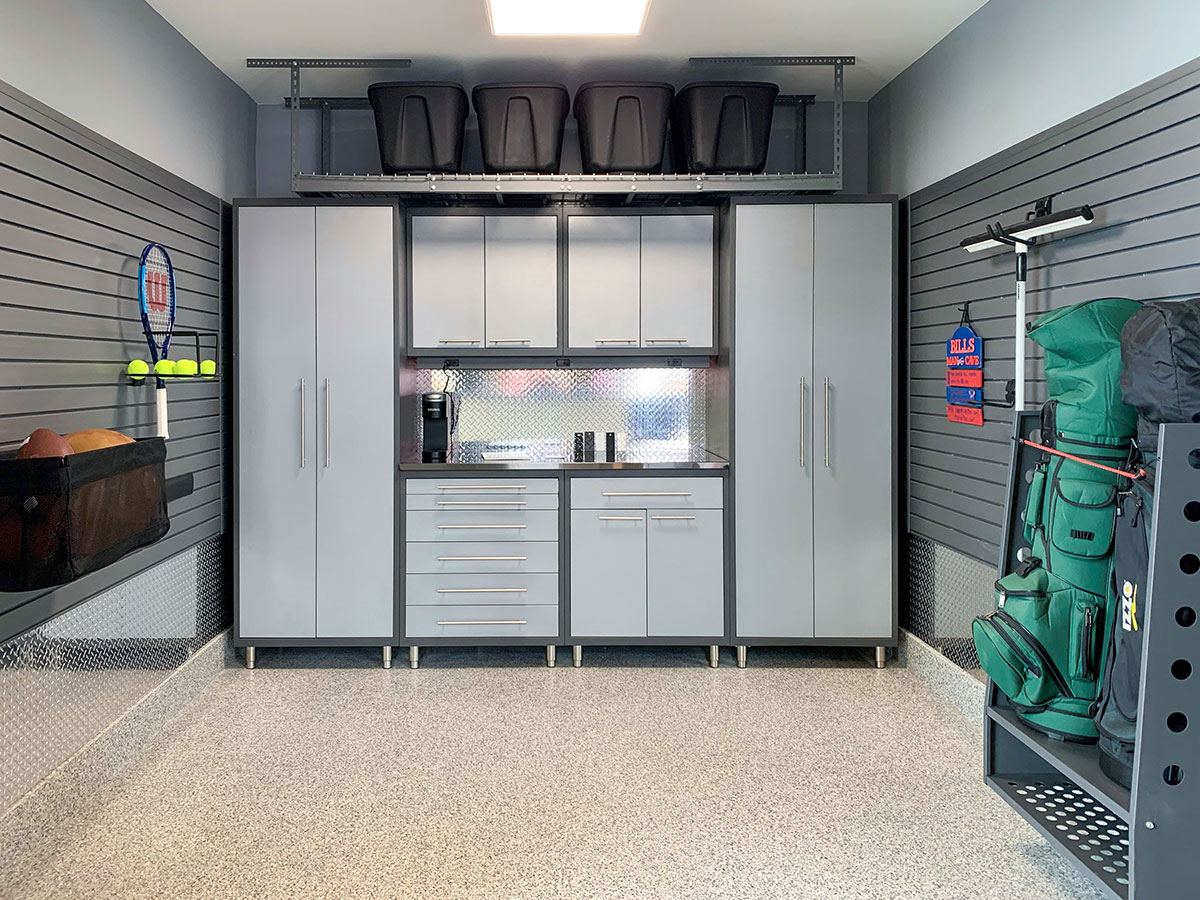 garage-licing-overhead-and-racks-solutions_showroom-slatwall