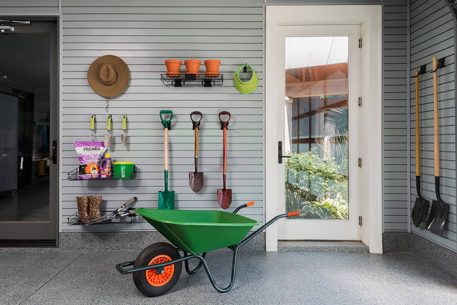 xbaeumler-garage-gardening-tools.jpg.pagespeed.ic.5qnDz5y1kG-2