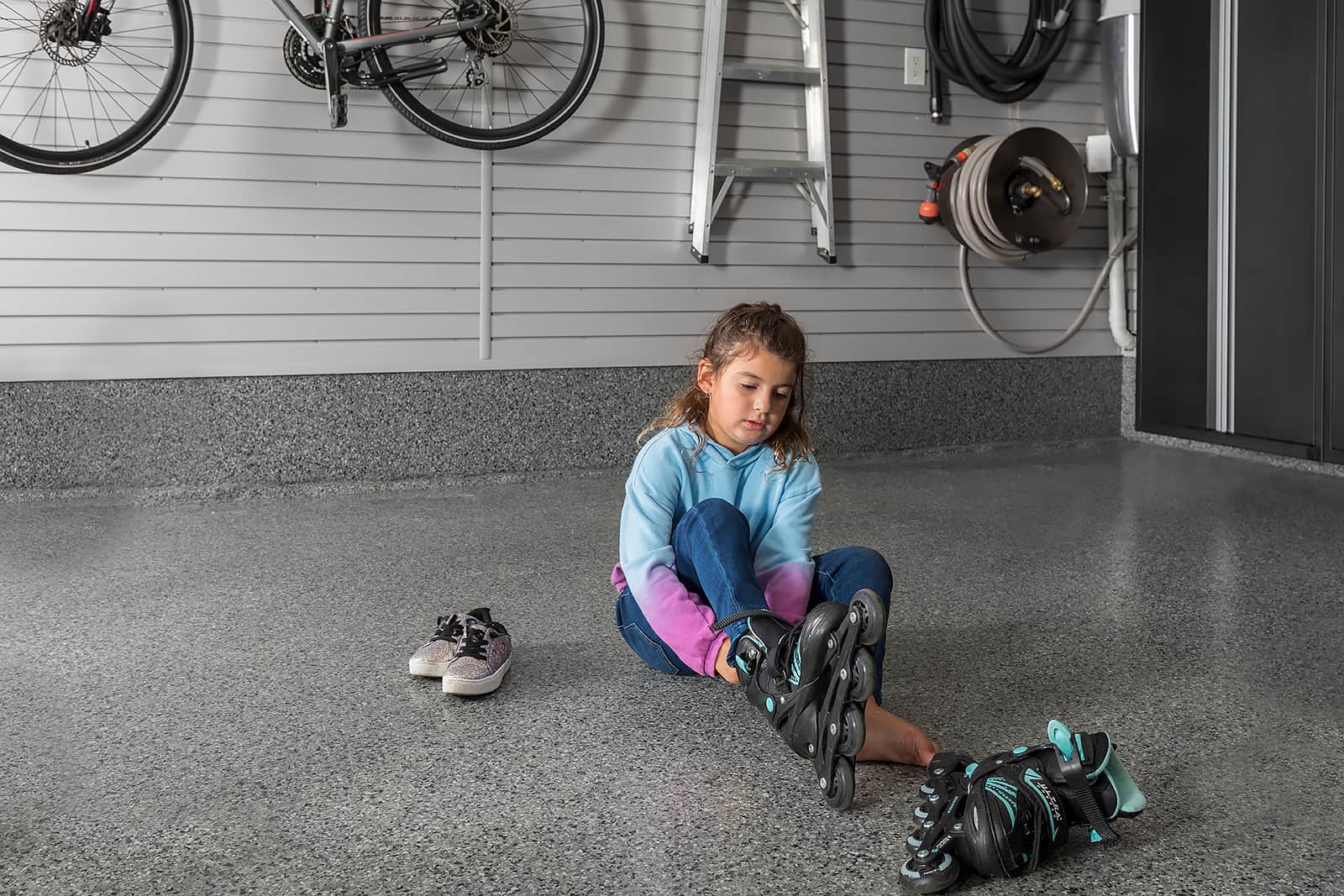 xgirl-putting-on-roller-blades-fitness-room-garage.jpg.pagespeed.ic.8zpURNIzSc