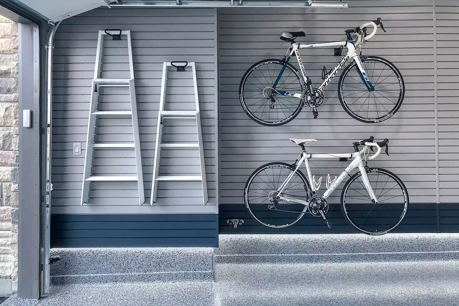 xharbor_blue_slatwall-ladders-bicycles.jpg.pagespeed.ic.6Loj6N6vvy